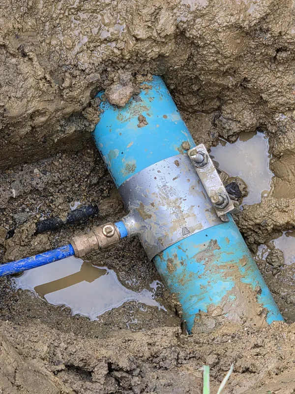A new coupling and shut-off fitted on the blue water service pipe in the excavation